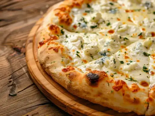 Pyszna pizza quattro formaggi z rozpływającym się serem i ziołami, podana na drewnianej desce.