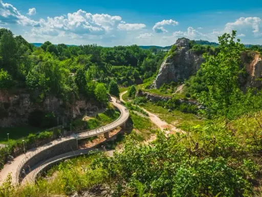 Kielce i okolice: Odkryj geologiczne serce Polski! Co zwiedzić?