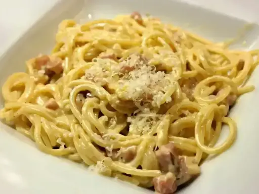 Pyszna carbonara z parmezanem i guanciale. Jaki ser do carbonary? Tylko najlepszy!