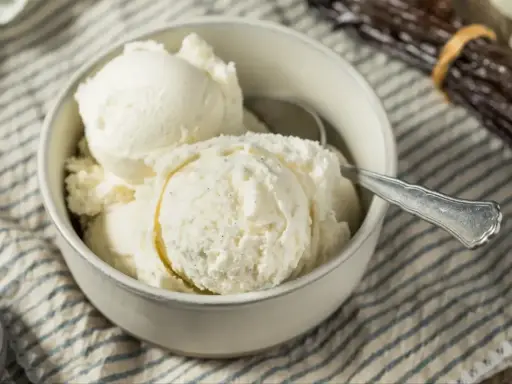 Pyszne domowe lody waniliowe, idealne na deser. Ten przepis na lody domowe jest prosty i szybki.