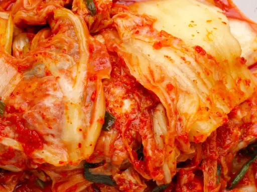 Pikantne, fermentowane liście kapusty pekińskiej z dodatkiem zielonej cebulki. To klasyczny kimchi przepis oryginalny, gotowy do spożycia.