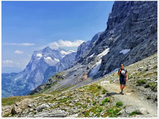 Wędrowiec na szlaku w Alpach. Niesamowite widoki i ciekawostki o Szwajcarii czekają na odkrycie.