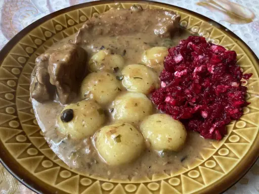Kluski śląskie z gulaszem i buraczkami. Idealny zestaw, by dowiedzieć się, z czym podawać kluski śląskie.