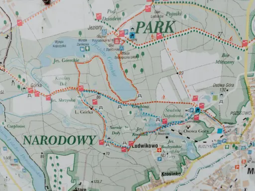 Mapa Wielkopolskiego Parku Narodowego z zaznaczonymi jeziorami, szlakami i ciekawostkami przyrodniczymi, jak Jezioro Góreckie czy Jezioro Kociołek.