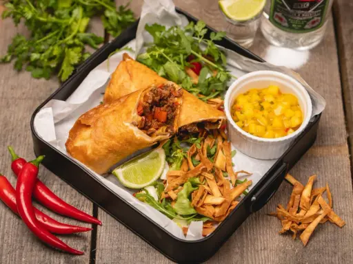Chrupiące rolki z nadzieniem mięsnym i warzywnym, podane z salsą mango, sałatką i limonką. Prawdziwy smak tex mex!