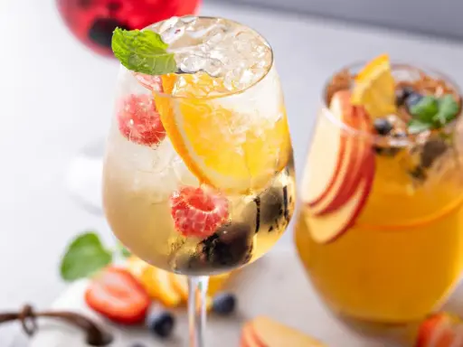 Orzeźwiające drinki z malinami, pomarańczą i miętą. Idealne z czym pić prosecco na letnie popołudnie.