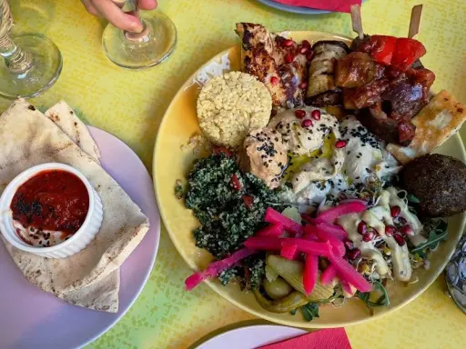 Gdzie zjeść w Łodzi? Najlepsze restauracje na każdą okazję!