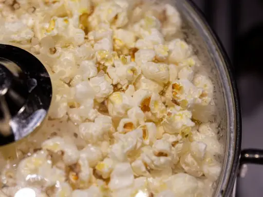 Pyszny popcorn w garnku, gotowy do jedzenia. Zobacz, jak zrobić popcorn w garnku krok po kroku!