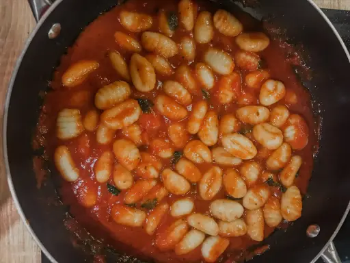Pyszne gnocchi w sosie pomidorowym z bazylią. Idealny przepis z czym podawać na szybki obiad.