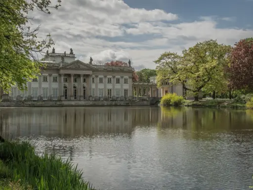 Gdzie zjeść w Łazienkach Królewskich? Od pikniku po luksusowy obiad