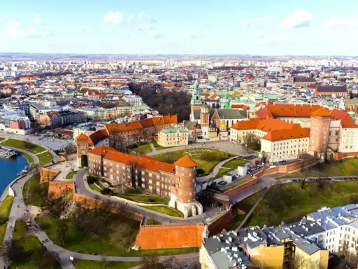 Wawel w Krakowie – idealne miejsce na romantyczny spacer i odkrywanie kraków atrakcje dla par. Widok na zamek i miasto.