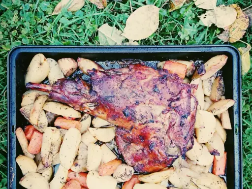 Pyszny udziec jagnięcy z pieczonymi ziemniakami i marchewką. Idealny przepis na niedzielny obiad.
