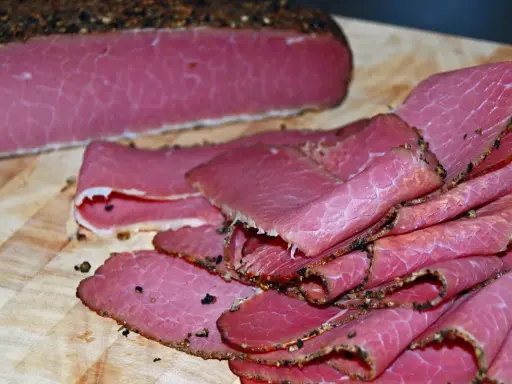 Pokrojone plastry pastrami, idealne do kanapki. Ten przepis na pastrami jest prosty i pyszny.