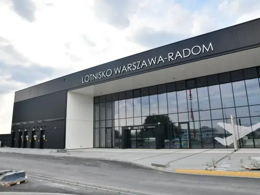 Czy w Radomiu jest lotnisko? Poznaj Port Lotniczy Warszawa-Radom