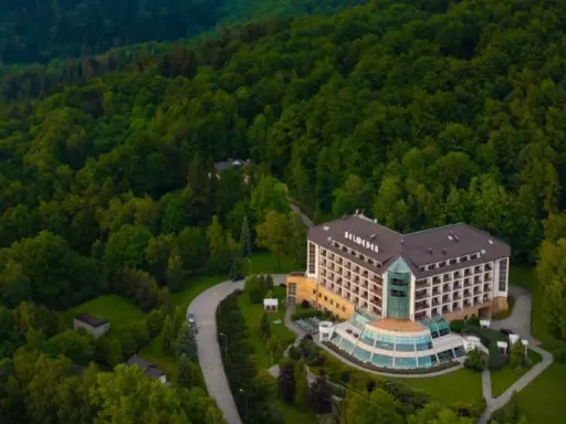 Hotel Belweder Ustroń, otoczony zielonymi lasami Beskidów. Wiele pozytywnych hotel belweder ustroń opinie potwierdza jego urok.