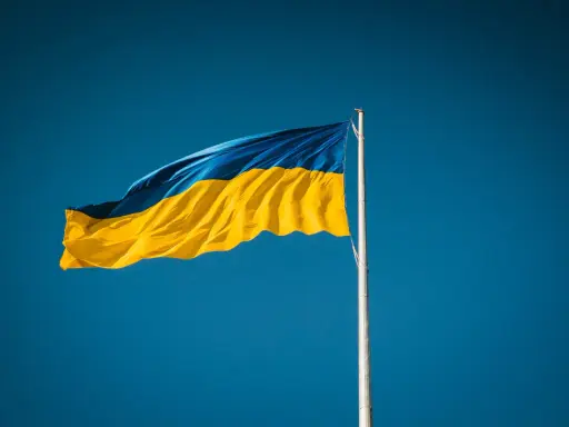 Ukraińska flaga powiewa na tle błękitnego nieba. Poznaj ciekawe ciekawostki o Ukrainie!