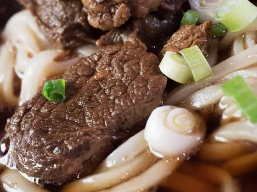 Aksamitne kawałki wołowiny w aromatycznym bulionie, z grubym makaronem i zieloną cebulką. Pyszne pho bo.