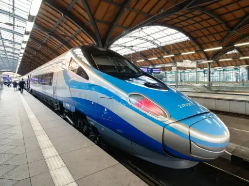 Nowoczesne Pendolino z niebiesko-srebrnym malowaniem czeka na peronie. Czy to właśnie ten pociąg zabierze Cię kiedy Pendolino do Szczecina?