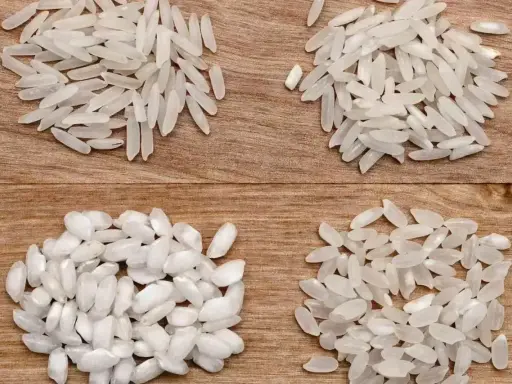 Cztery rodzaje ryżu na drewnianym tle. Wybór odpowiedniego ryżu to klucz do idealnego risotto.