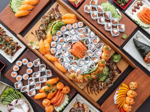 Bogactwo japońskiego jedzenia: sushi, nigiri, rolki z łososiem i awokado, a także temaki.