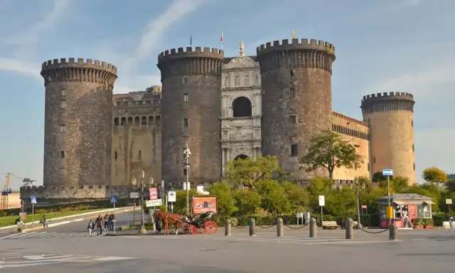Castel Nuovo w Neapolu, imponująca forteca z wieżami i bramą, to jedno z miejsc, które warto zobaczyć.