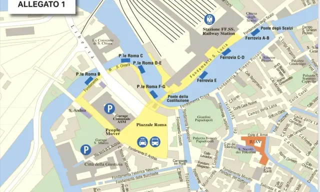 Mapa Wenecji z zaznaczonymi parkingami i dworcem kolejowym. Idealna do zaplanowania zwiedzania Wenecji w jeden dzień.