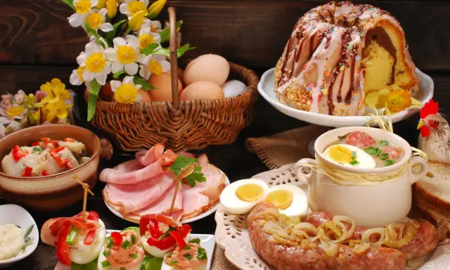Wielkanocny stół: babka, biała kiełbasa, jajka, chrzan, śledzie, wędliny i żurek. Tak się je na Wielkanoc.