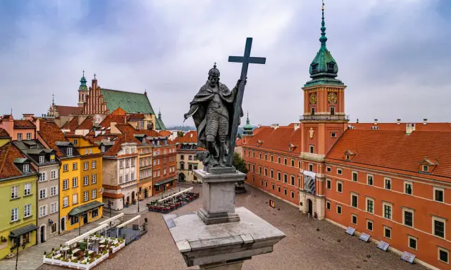 Pomnik Zygmunta III Wazy i Zamek Królewski na Starym Mieście. To jedne z fajnych miejsc w Warszawie, które warto zobaczyć.