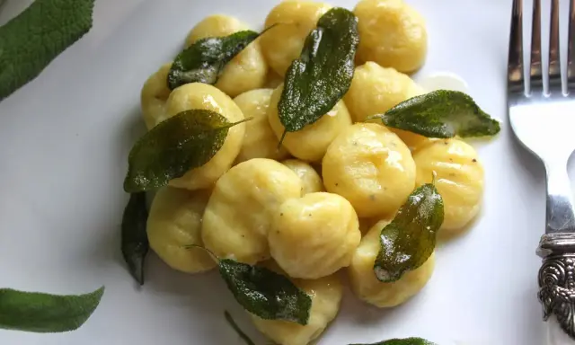 Pyszne, domowe gnocchi z szałwią. Idealne, gdy zastanawiasz się, jak zrobić gnocchi.