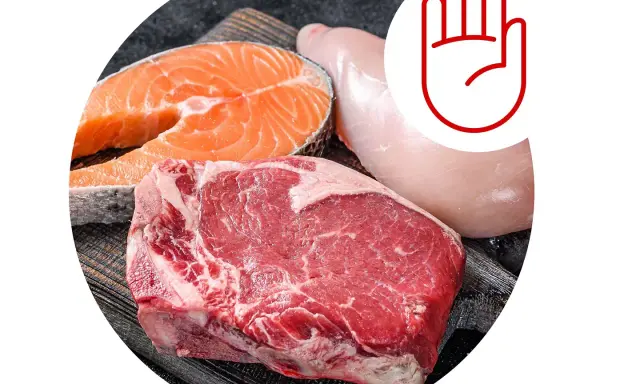 Surowe mięso, łosoś i pierś kurczaka z symbolem dłoni. Czy wegetarianie jedzą ryby? Nie, to nie jest ich dieta.