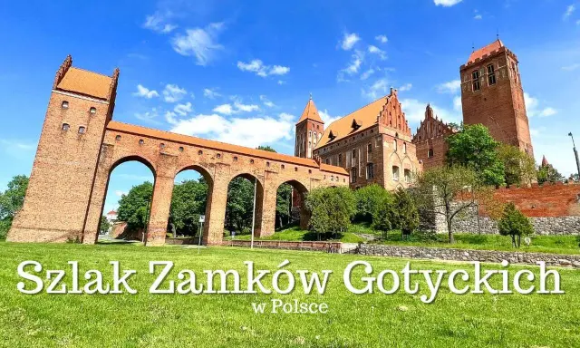 Potężne zamki krzyżackie w Polsce, z charakterystycznymi ceglanymi murami i łukowymi przejściami, górują nad zielonymi terenami.
