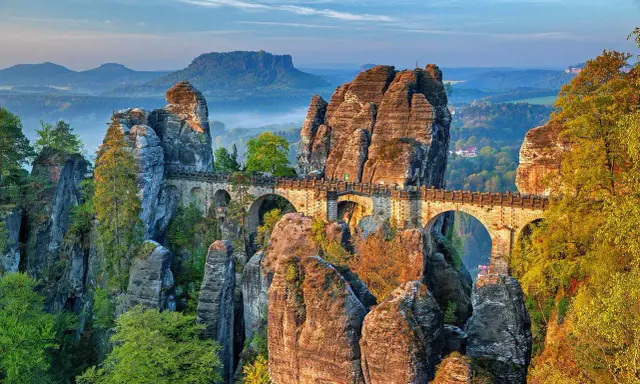 Most Bastei w Niemczech, kamienny most łączący skalne baszty. Ciekawostki o Niemczech: to miejsce inspiruje od wieków.