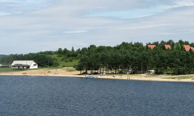 Letnie popołudnie nad jeziorem Chańcza. Piękna plaża, las i woda zachęcają do wypoczynku.