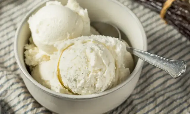 Pyszne domowe lody waniliowe, idealne na deser. Ten przepis na lody domowe jest prosty i szybki.