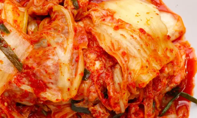 Pikantne, fermentowane liście kapusty pekińskiej z dodatkiem zielonej cebulki. To klasyczny kimchi przepis oryginalny, gotowy do spożycia.