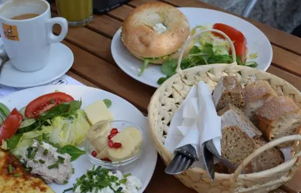Żoliborz: Gdzie zjeść? Odkryj smaki dzielnicy od śniadania po kolację
