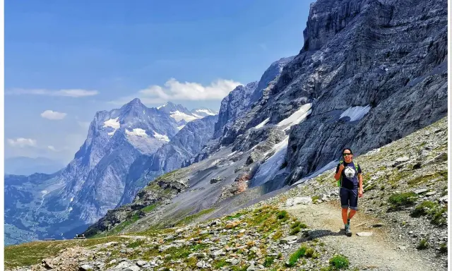 Wędrowiec na szlaku w Alpach. Niesamowite widoki i ciekawostki o Szwajcarii czekają na odkrycie.