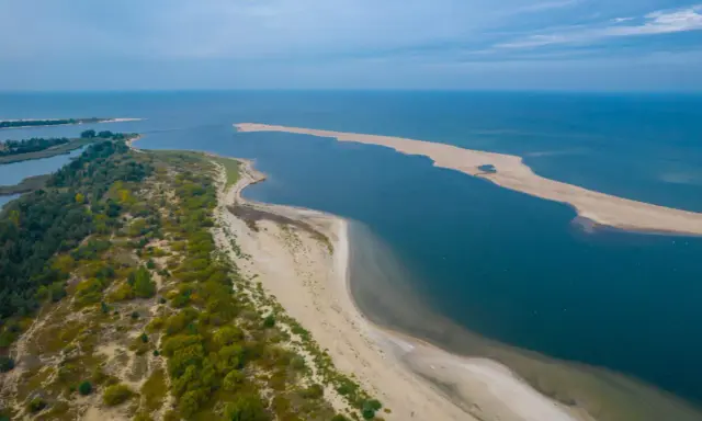 Piaszczyste mierzeje i zielone wybrzeże nad Morzem Bałtyckim. Malownicze miejscowości i krajobrazy.
