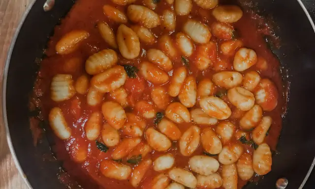 Pyszne gnocchi w sosie pomidorowym z bazylią. Idealny przepis z czym podawać na szybki obiad.
