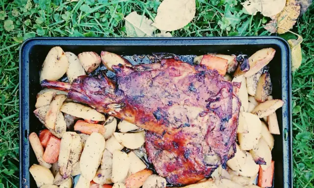 Pyszny udziec jagnięcy z pieczonymi ziemniakami i marchewką. Idealny przepis na niedzielny obiad.