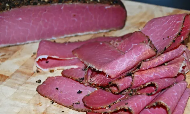 Pokrojone plastry pastrami, idealne do kanapki. Ten przepis na pastrami jest prosty i pyszny.
