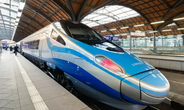 Nowoczesne Pendolino z niebiesko-srebrnym malowaniem czeka na peronie. Czy to właśnie ten pociąg zabierze Cię kiedy Pendolino do Szczecina?