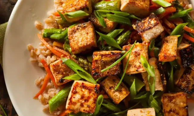 Smażone kostki tofu z warzywami i kaszą. Idealny pomysł, jak przyrządzić tofu na obiad.
