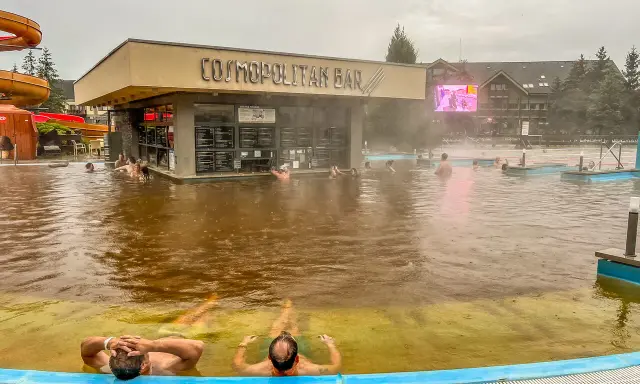 Relaks w termach Słowacja blisko granicy. Ludzie kąpią się w ciepłej wodzie przy barze "Cosmopolitan".