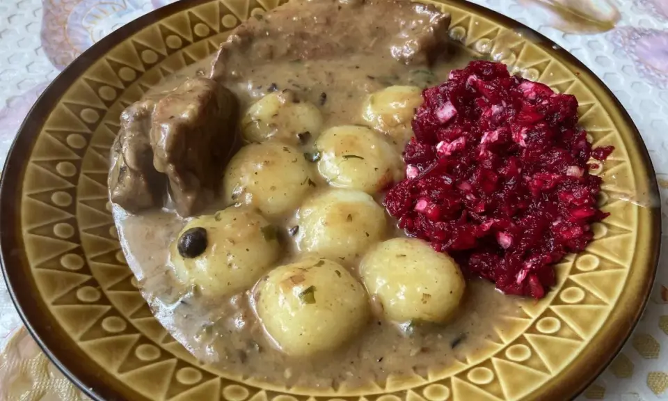 Kluski śląskie z gulaszem i buraczkami. Idealny zestaw, by dowiedzieć się, z czym podawać kluski śląskie.