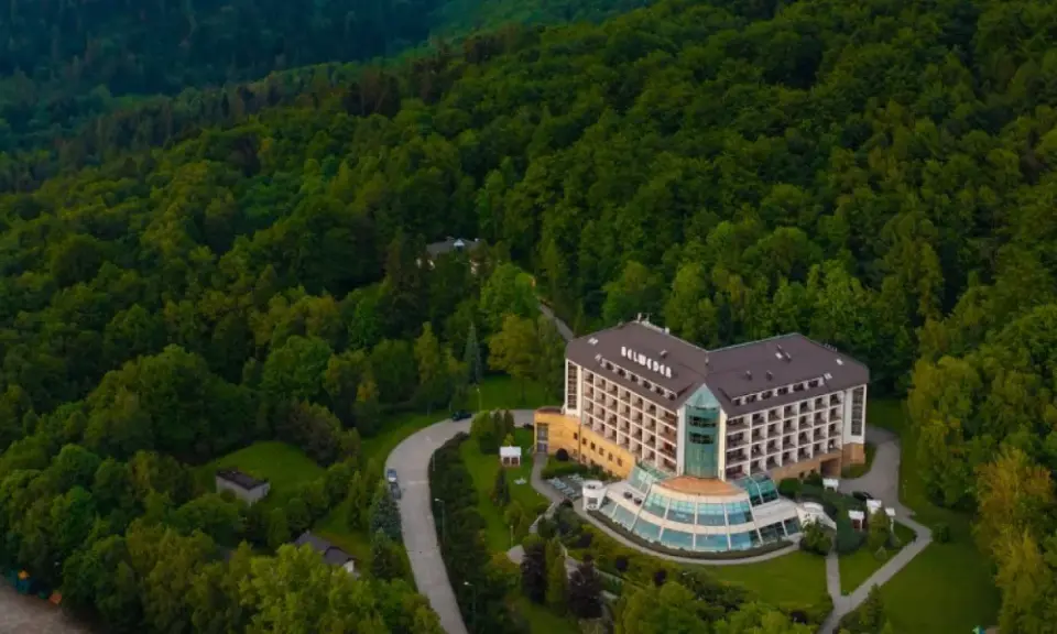 Hotel Belweder Ustroń, otoczony zielonymi lasami Beskidów. Wiele pozytywnych hotel belweder ustroń opinie potwierdza jego urok.
