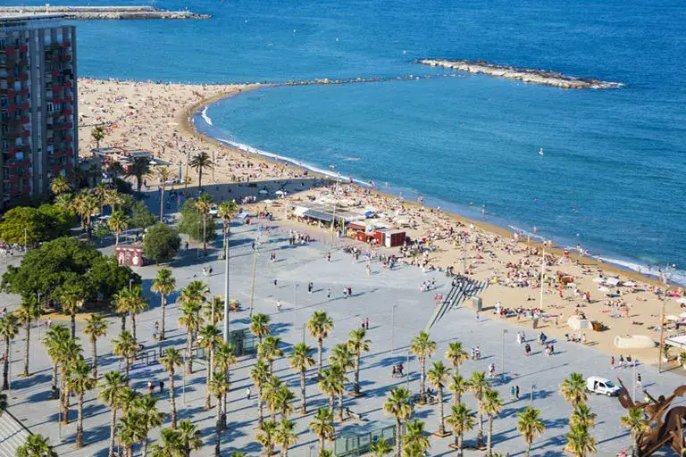Plaża Barceloneta z widokiem na morze i miasto