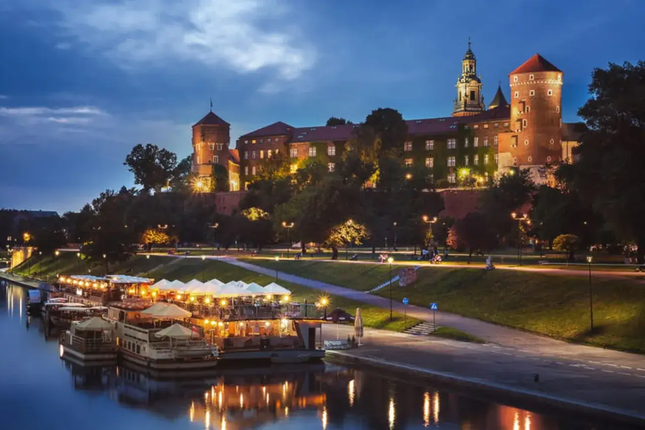 Wieczorny spacer po Wiśle, Wawel w tle. Idealne kraków atrakcje dla par, romantyczna kolacja na wodzie.