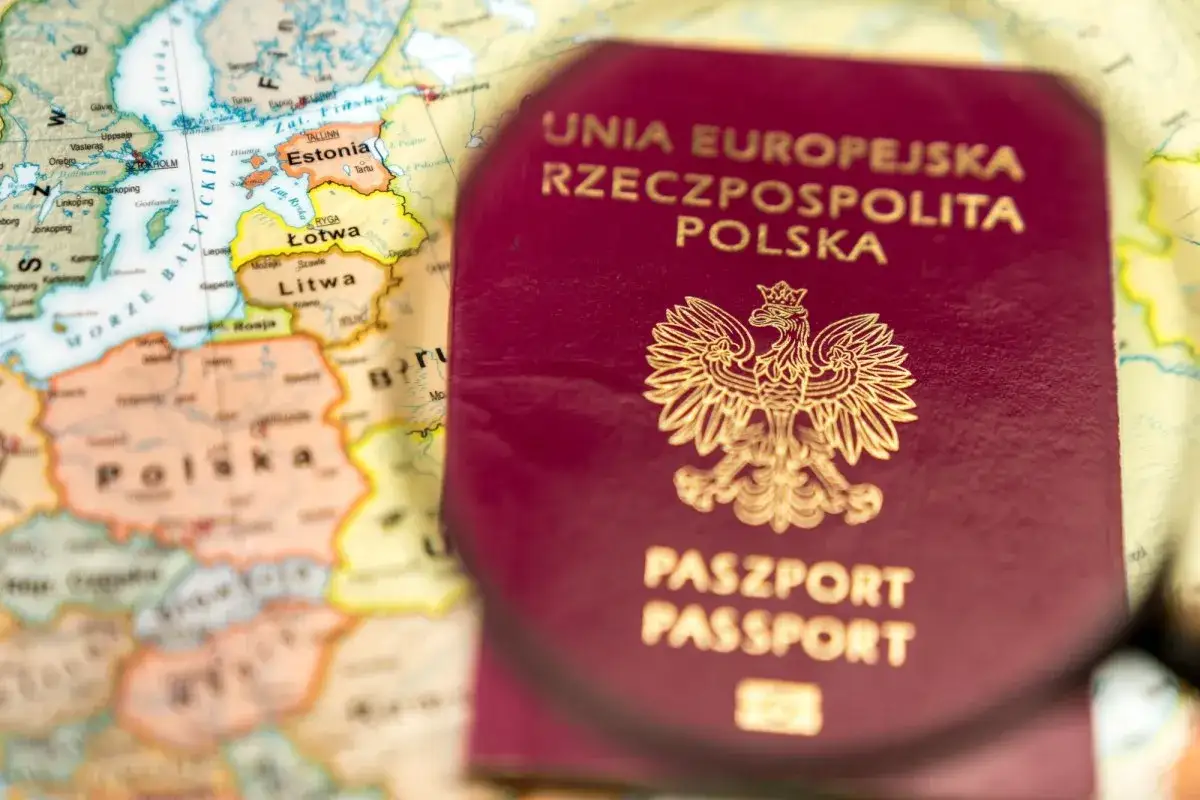 Polski paszport na tle mapy Europy. Czy do Londynu trzeba paszport? Tak, jeśli podróżujesz spoza strefy Schengen.