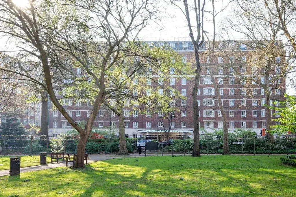 Osoba rezerwująca hotel na laptopie, z mapą Londynu w tle